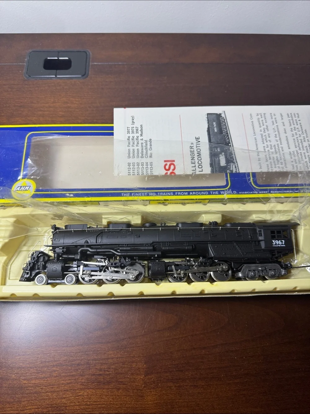 AHM Union Pacific 4-6-6-4 HO Scale Black Challenger Steam Locomotive Train (New)